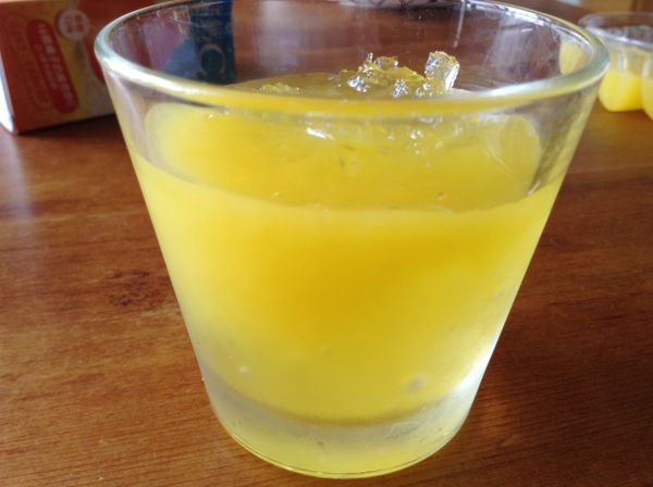 杯子放上諾鈣C冰沙後,倒入柳橙汁.