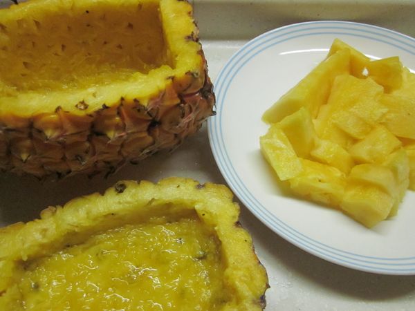 鳳梨切對半取出果肉,並將果肉切小丁