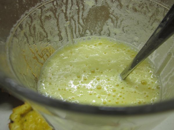 鳳梨丁用果汁機攪打至無顆粒狀,此時可嘗看看酸甜程度,太酸可加入適量的糖