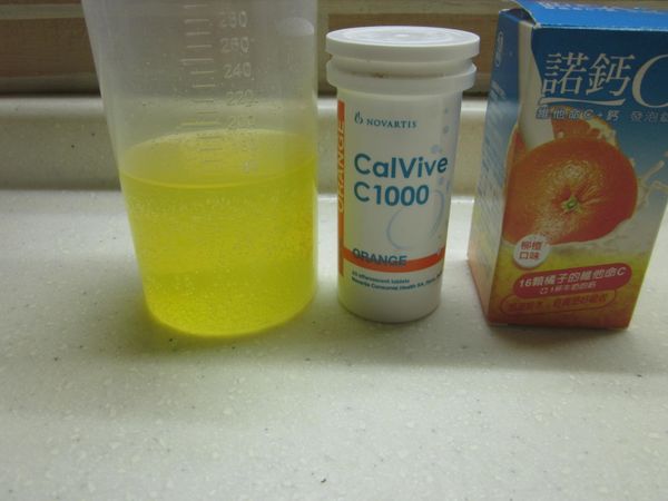 將1錠的諾鈣C發泡錠投入150cc的冷開水溶解