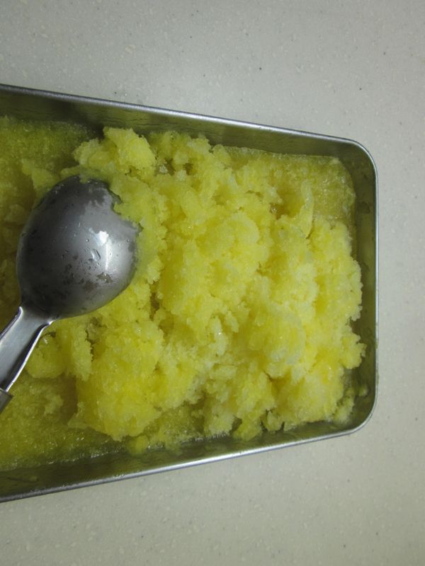 作法5.倒入容器(最好是宽的淺盤較易結冰)結冰,食用前用湯匙或叉子刮拌即可