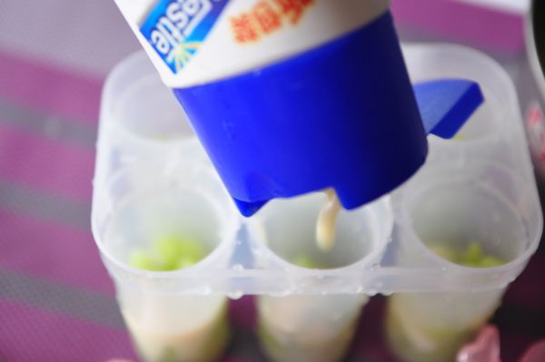 再擠入適量的煉奶