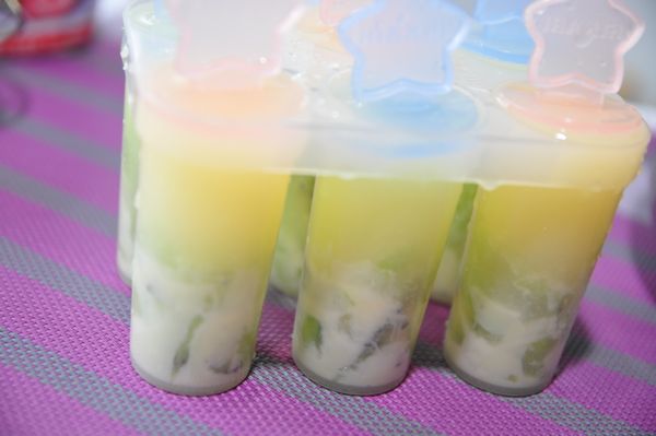 將融解的C鈣水倒滿容器，放入冰箱冷凍1小時以上