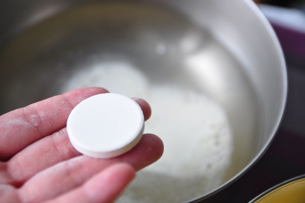 再放入2顆諾鈣C發泡錠起泡後慢慢溶解