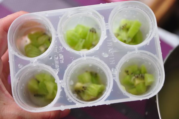 另外準備製冰棒容器，將切好的奇異果丁放入約1/3容量