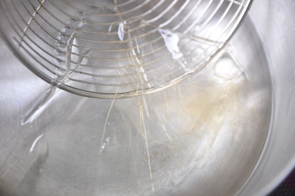 先以冰水加入吉利丁片融化後拌勻