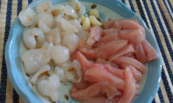 荔枝剝皮去籽、雞肉切絲、蒜頭剝好。