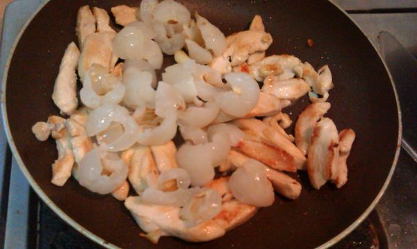 再放入剝好荔枝下去拌炒。