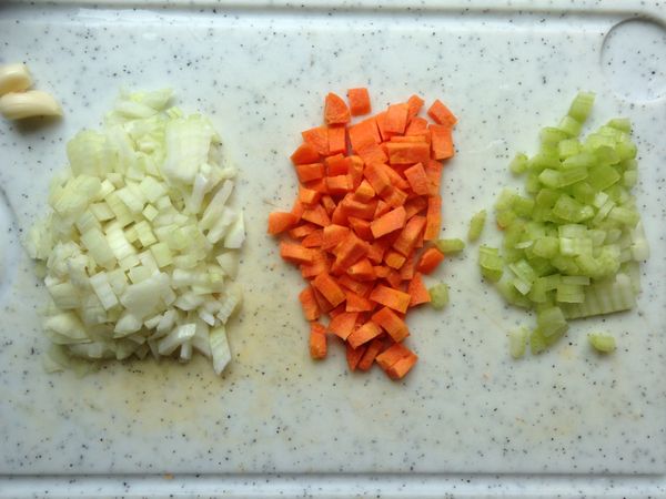 洋蔥,紅蘿蔔,西洋芹切小丁
大蒜拍扁去皮