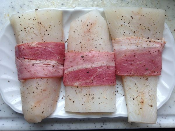 圓鱈包上培根片,撒上適量鹽,胡椒及橄欖油,送入180度烤箱烤約12~15分鐘(請視食材實際狀況做調整)