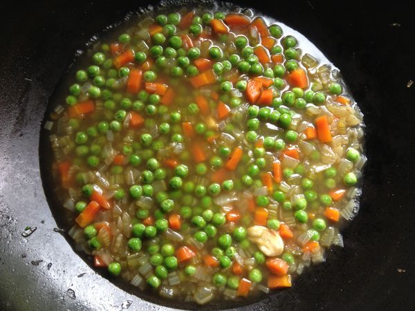 待紅蘿蔔煮軟後加入青豆,湯滾後再煮3分鐘即可