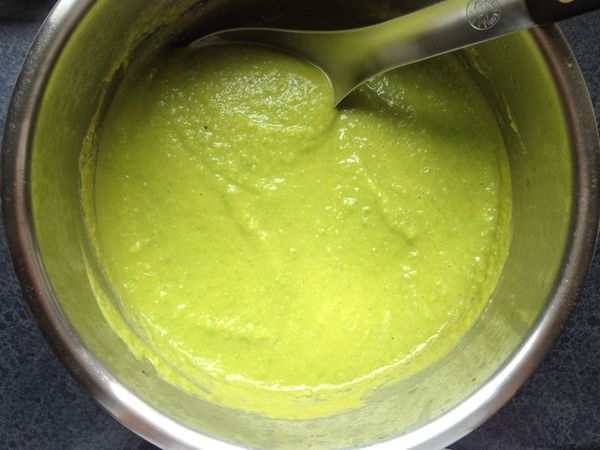 將步驟六倒入食物調理機打勻,再倒回鍋內小火加熱