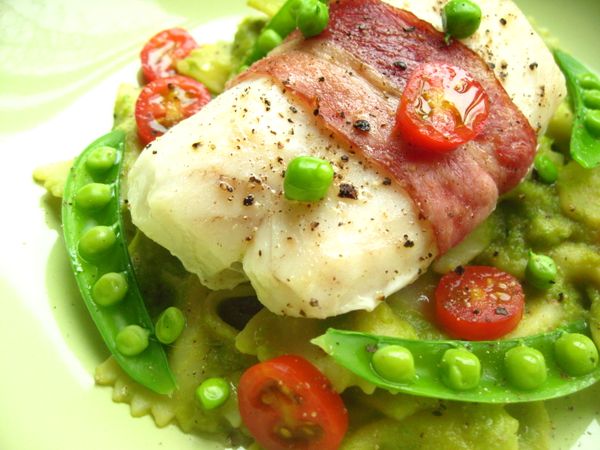 將麵盛盤,放上培根圓鱈,裝飾一些甜豆莢與小番茄,再淋上適量初榨橄欖油就完成了!