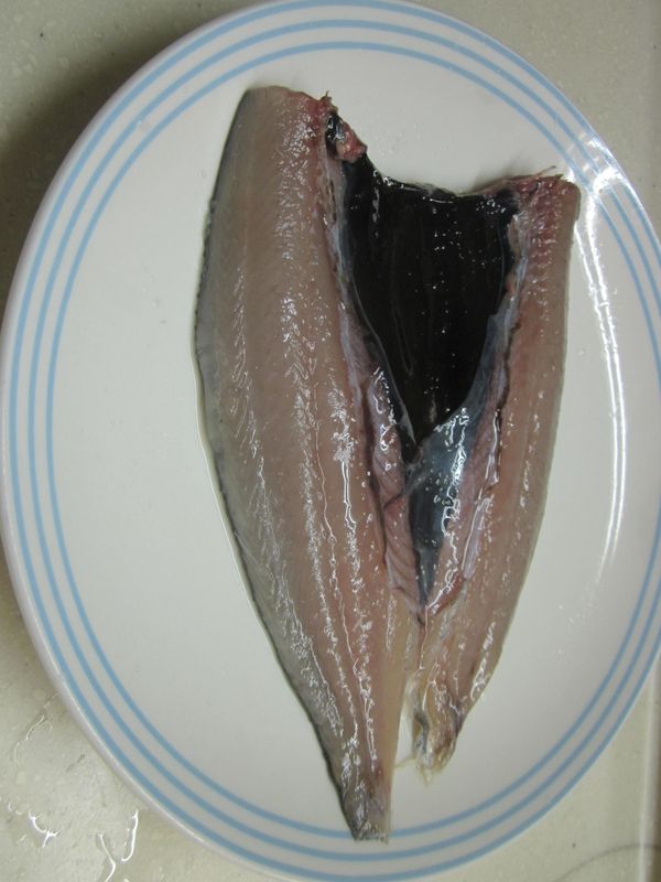 盤子墊上薑片,鮮魚洗淨擦乾抺上米酒,鍋中加水,滾後將魚放入,以大火蒸3分鐘