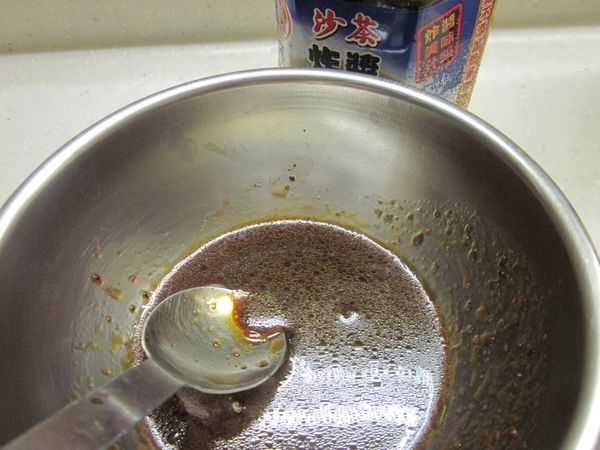 趁蒸魚時將[醬汁]調成一碗備用