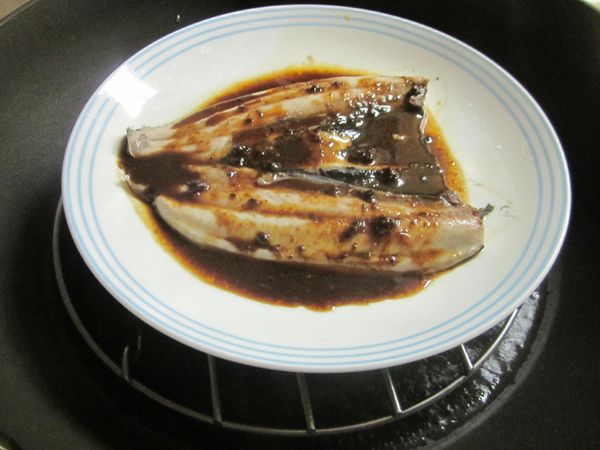 3分鐘後將魚先取出,湯汁倒掉不要,再淋上作法3.[醬汁],重新放入鍋中大火蒸3分鐘即可