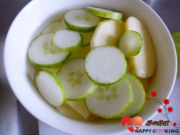 將蔬果切片用淡鹽水泡一下