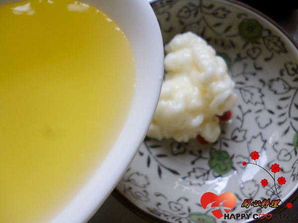 慢慢加入沙拉醬中(依個人喜歡調整量)