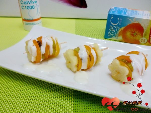 法國製『諾鈣C發泡錠』為台灣維他命C發泡錠第一知名品牌含有16顆橘子的維他命C,讓全家大小輕鬆喝出健康,1杯牛奶的鈣,維持骨骼健康。 溶解於水，用喝的更好吸收，且諾鈣C好喝無藥味，讓一家大小喝了就愛上。