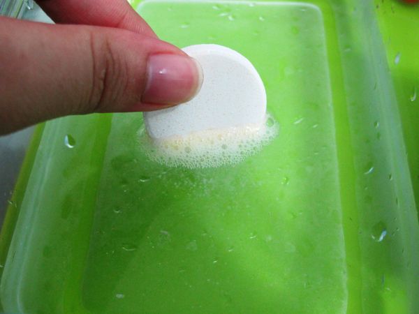 諾鈣C錠放入碗中(已放300CC冷開水)