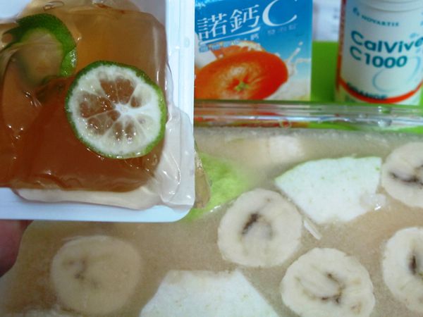 倒入檸檬愛玉，增加口感