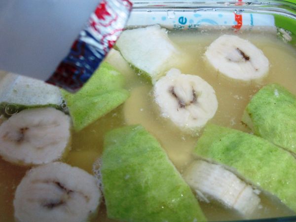 倒入養樂多一瓶