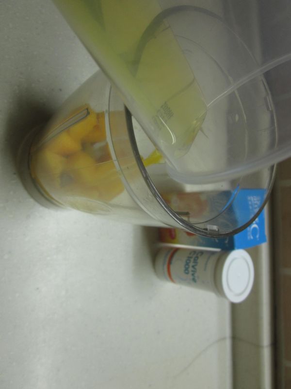 將芒果切成丁加作法2.一同放果汁機攪打