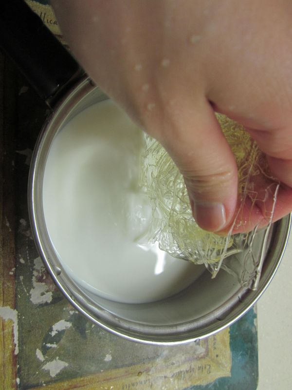 吉利丁片剪段放入冰水泡軟,牛奶加熱到60度,再將吉利丁片擰乾放入拌至溶化