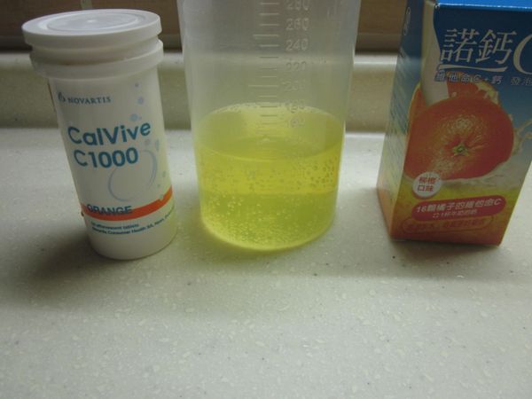 將1/2錠的諾鈣C發泡錠投入150cc的冷開水溶解備用