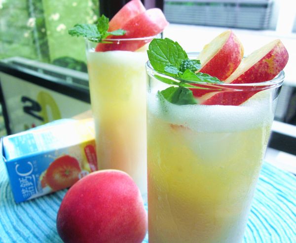 取一杯子,冰塊加到杯子的一半,倒入半杯的多多,再倒入作法4.至滿,這樣就有漸層的效果,杯口放置蜜桃片做裝飾即可