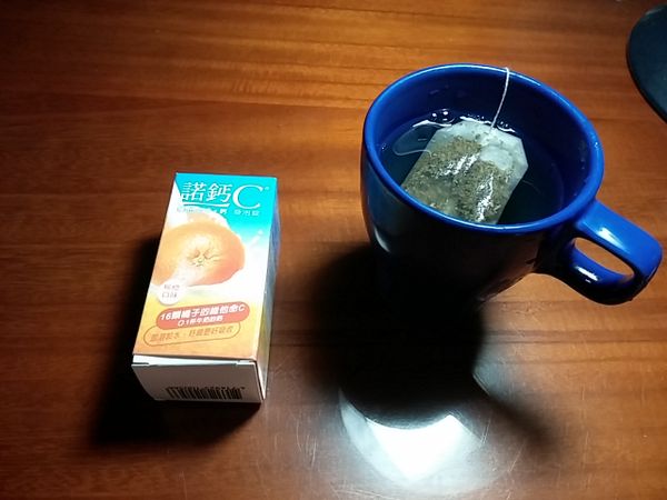 先將綠茶包以熱水沖泡放涼