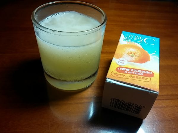 『諾鈣C發泡錠』以300CC的冷水泡開