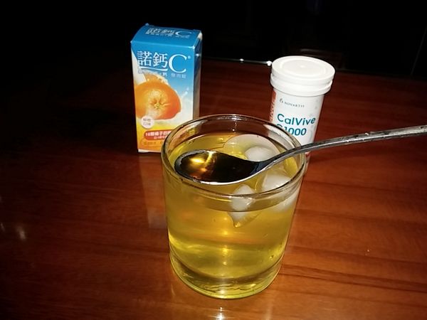 在杯中把『諾鈣C發泡錠』液和綠茶混合後, 加入冰塊冰鎮, 依個人喜好加入適量的蜂蜜