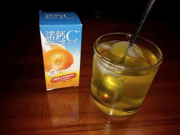 將『諾鈣C發泡錠』橙香綠茶和蜂蜜攪拌均勻即可飲用