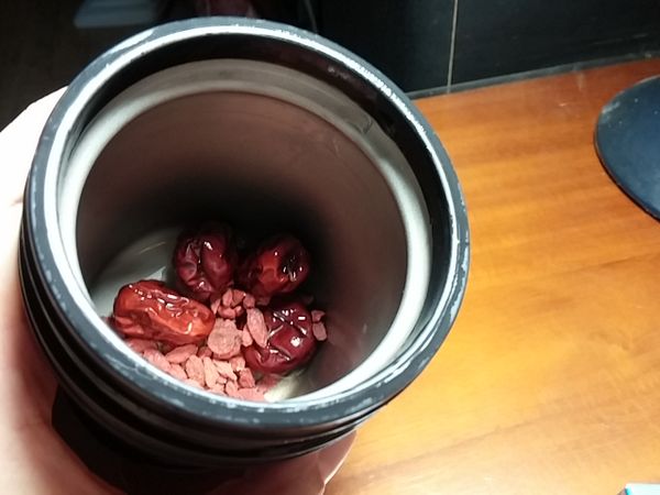 先將紅棗洗淨, 可以用刀切開或用手扭出裂痕, 這樣方便泡開入味. 
枸杞用水沖去可能沾染的沙土,