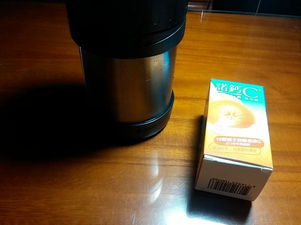 紅棗和枸杞放入保溫杯中, 注入熱水, 封蓋後稍等一下吧