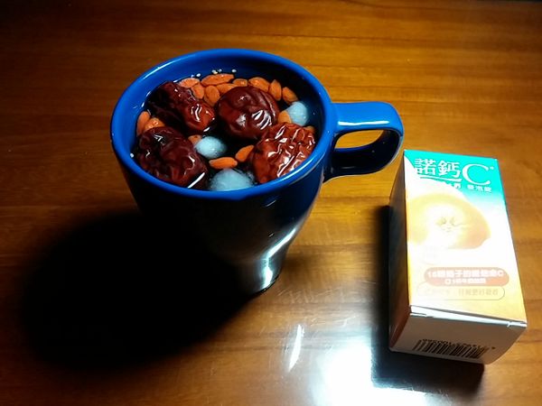 紅棗和枸杞仍有熱度, 可以利用放入冰塊冷卻, 
注重養生的人, 可以直接放涼後再把『諾鈣C發泡錠』液加入紅棗和枸杞, 就有美味的養生飲囉