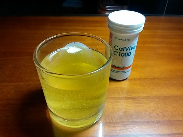 『諾鈣C發泡錠』1顆用冷水泡開, 如果喜歡濃郁口味的人, 可以等紅棗和枸杞茶冷卻後直接投入, 也OK唷