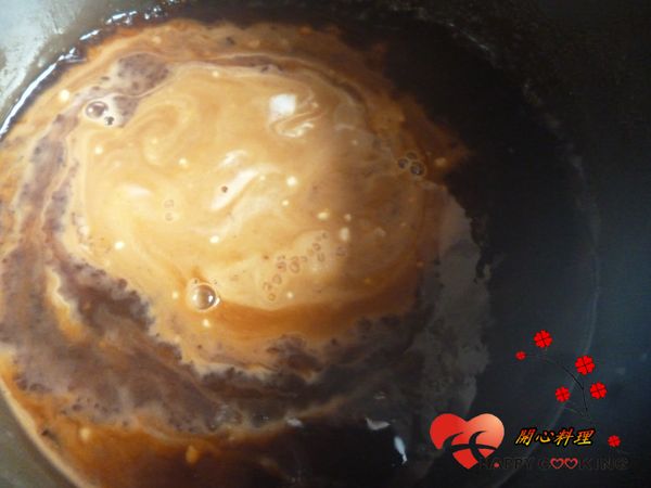 倒入煮開的黑糖水中攪拌至透明狀,取出放涼