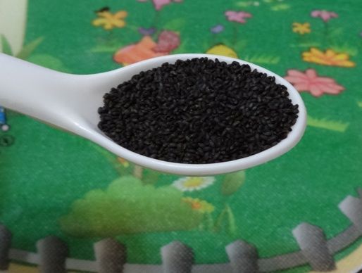 準備一湯匙的小紫蘇，用開水洗淨