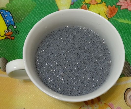 將洗淨後的小紫蘇，泡入150CC左右的溫開水，等待5-10分鐘