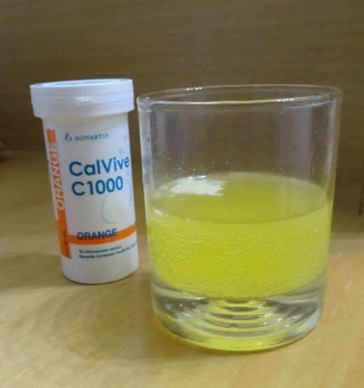 將「諾鈣C發泡錠」放入100CC的冷開水中