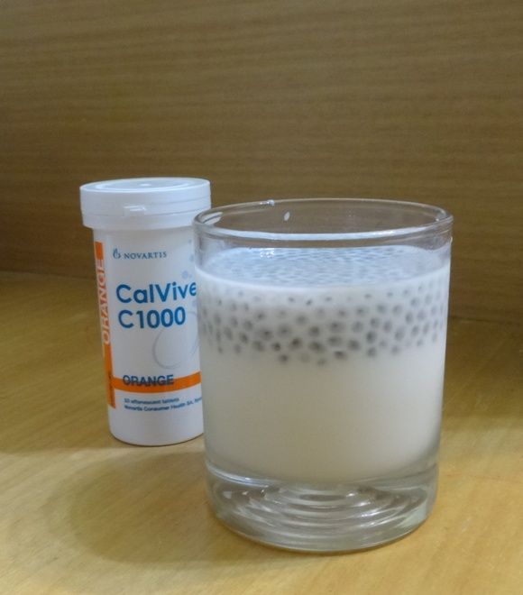 將發泡完成的「諾鈣C發泡錠」，加入200CC冰牛奶，再加入已經膨脹完成的小紫蘇，即可飲用