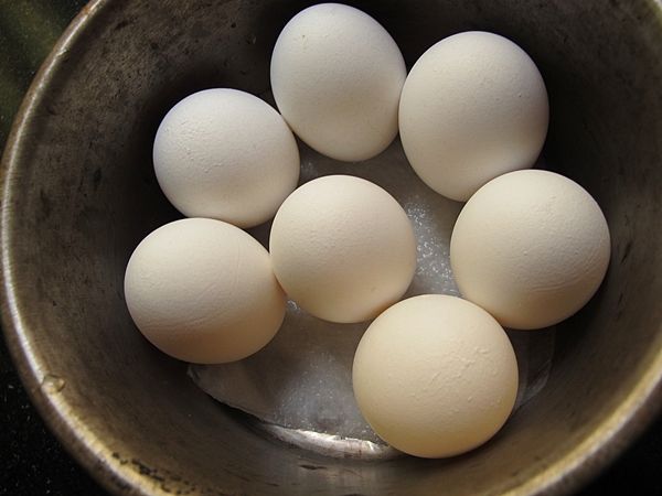 在內鍋裡舖一張沾濕的廚房紙巾, 雞蛋尖的那頭朝下擺放...(有助於蛋黃蒸熟後置於中心)