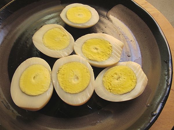 蒸熟後取出將外殼剝除, 對切後將蛋黃取出...