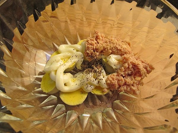 取一容器放入蛋黃及[餡料]拌勻...試味道? 依家人喜好做調整...