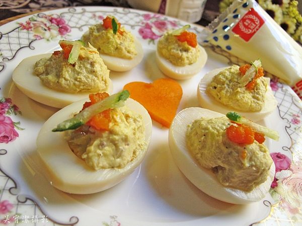 填入適量[餡料], 擺上[裝飾食材]即完成這道夏日料理