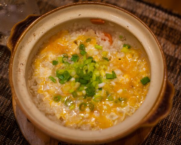 吃的時候記得留一點湯，在最後將白飯倒入鍋中，重新加熱後打入蛋液，稍微攪拌即可關火，灑上蔥花，另外一道雜炊馬上完成。