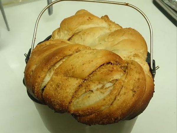 鏘鏘！！香噴噴的吐司出爐啦～ 
立即將吐司倒出放鐵網架上冷卻，待完全冷卻後再切片。