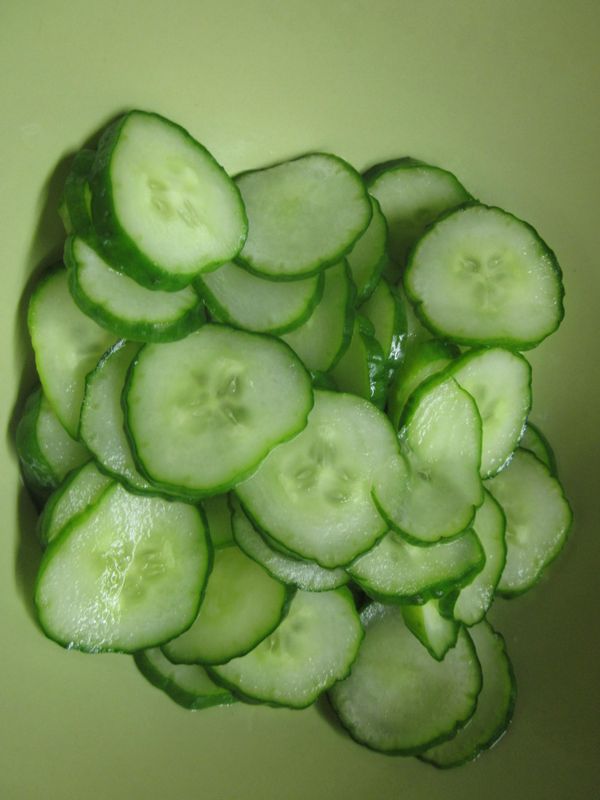 小黃瓜切薄片,加少許塩抓醃,約20分後出水,用開水沖洗一下